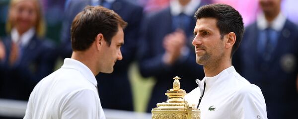 Роџер Федерер и Новак Ђоковић после финала Вимблдона 2019. године Роџер Федерер и Новак Ђоковић после финала Вимблдона 2019. године - Sputnik Србија