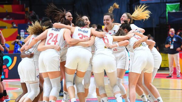Košarkašice Srbije proslavljaju pobedu nad Belgijom na Evropskom prvenstvu - Sputnik Srbija