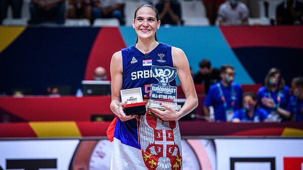 Sonja Vasić sa MVP nagradom i kao deo idealne petorke prvenstva - Sputnik Srbija