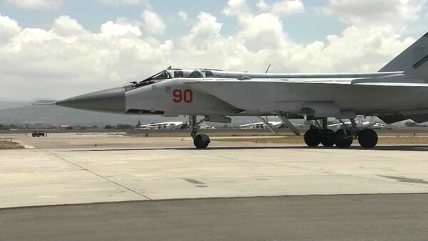 Ловац-пресретач МиГ-31К са хиперсоничним ракетама Кинџал - Sputnik Србија