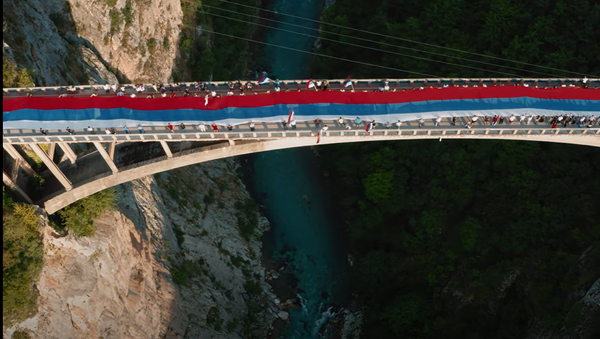 Српска тробојка на мосту на Тари - Sputnik Србија