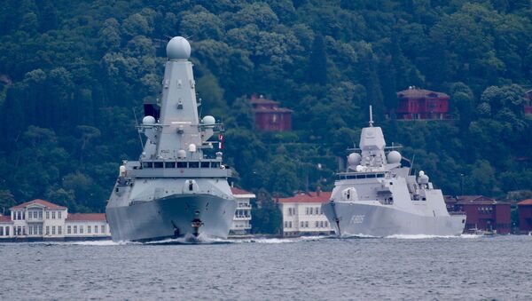 Brodovi holandske ratne mornarice Difender i Evertsen prolaze kroz Bosfor - Sputnik Srbija