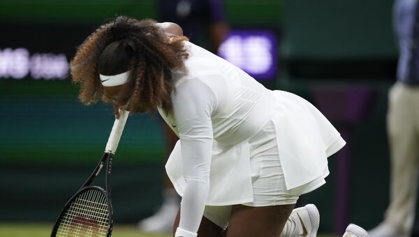Američka teniserka Serena Vilijams posle pada na Centralnom terenu Vimbldona - Sputnik Srbija