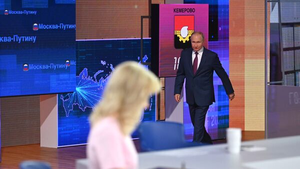 Руски председник Владимир Путин пред почетак годишњег специјалног програма „Директна линија са Владимиром Путином“  - Sputnik Србија