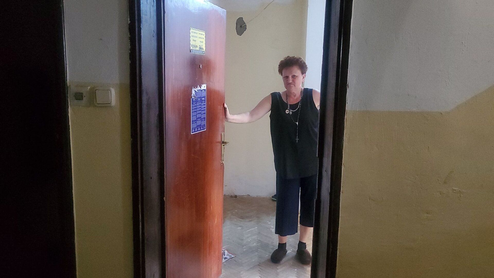Dragica Gašić na vratima svog stana u Đakovici - Sputnik Srbija, 1920, 10.07.2021