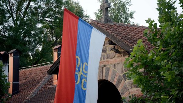Застава изнад главних улазних врата у порти манастира Грачаница - Sputnik Србија