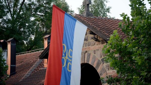 Zastava iznad glavnih ulaznih vrata u porti manastira Gračanica - Sputnik Srbija
