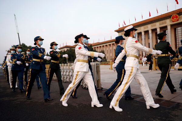 Kineski vojnici tokom proslave 100 godina Komunističke partije Kine u Pekingu. - Sputnik Srbija