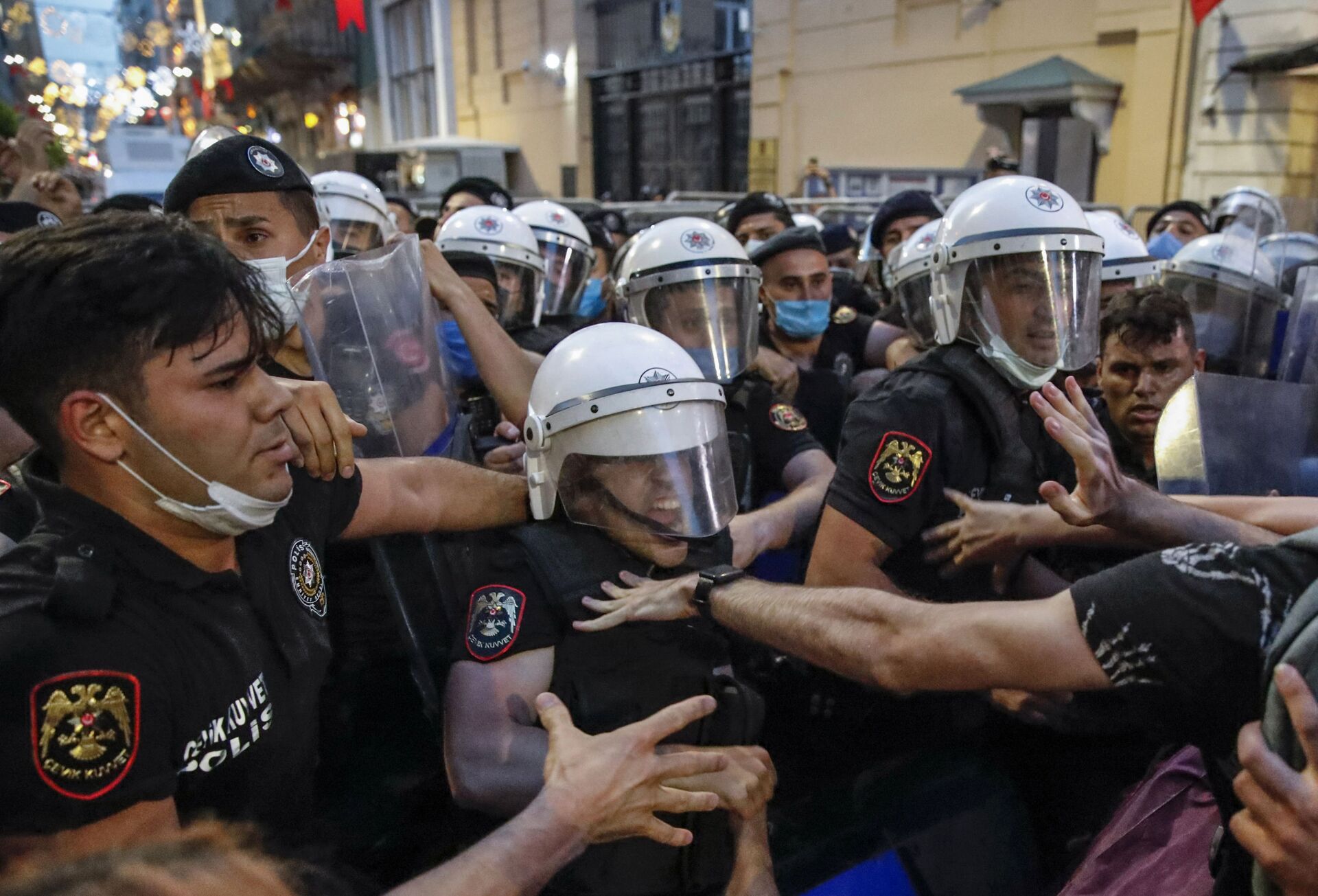 Турска полиција спречава веће инциденте на улицама - Sputnik Србија, 1920, 13.07.2021