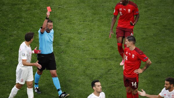 Судија Оливер показује црвени картон фудбалеру Швајцарске Фројлеру - Sputnik Србија