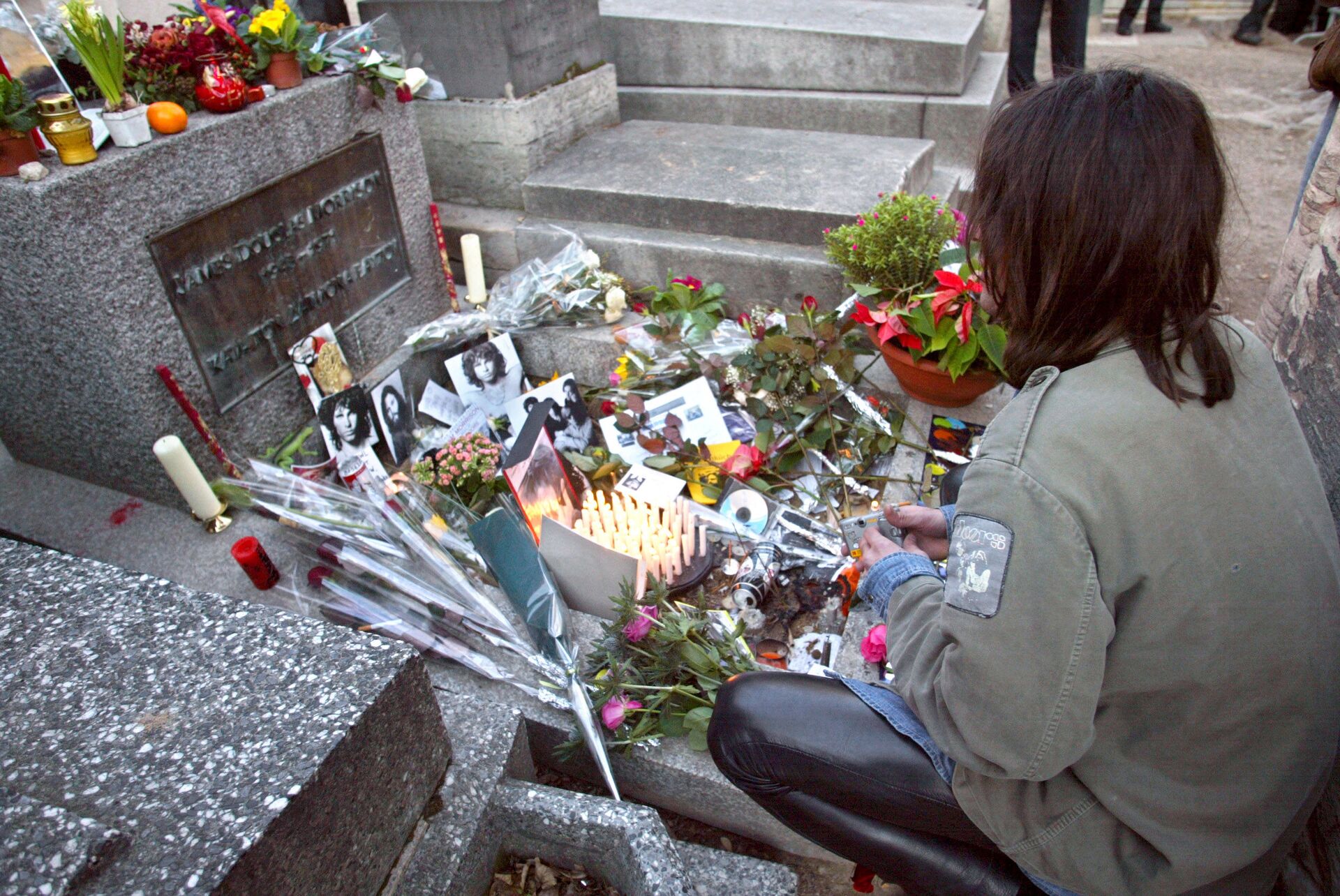 Џим Морисон сахрањен је у Паризу на гробљу „Пер Лашез“ на којем почивају Молијер, Балзак, Шопен, Пруст, Оскар Вајлд... - Sputnik Србија, 1920, 13.07.2021