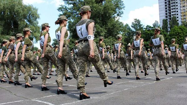 Припаднице војске Украјине марширају у штиклама - Sputnik Србија
