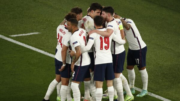 Фудбалери Енглеске прослављају гол против Украјине - Sputnik Србија