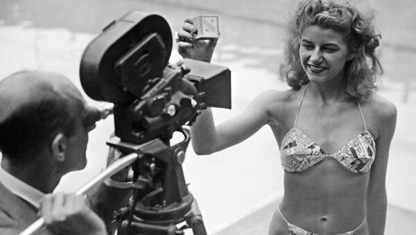 Kandidat za titulu najlepše kupačice pred filmskom kamerom u pariskom bazenu Molitor, 1946 - Sputnik Srbija