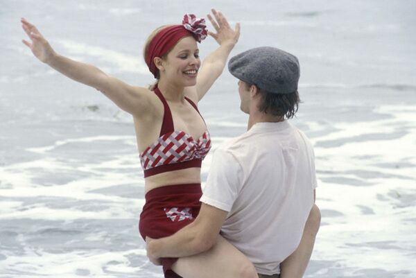 Рејчел Мекадамс у сцени на плажи у „Бележници“ 2004. - Sputnik Србија