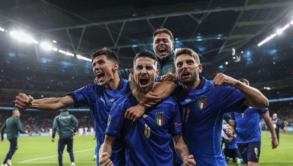 Фудбалери Италије славе пролаз у финале - Sputnik Србија