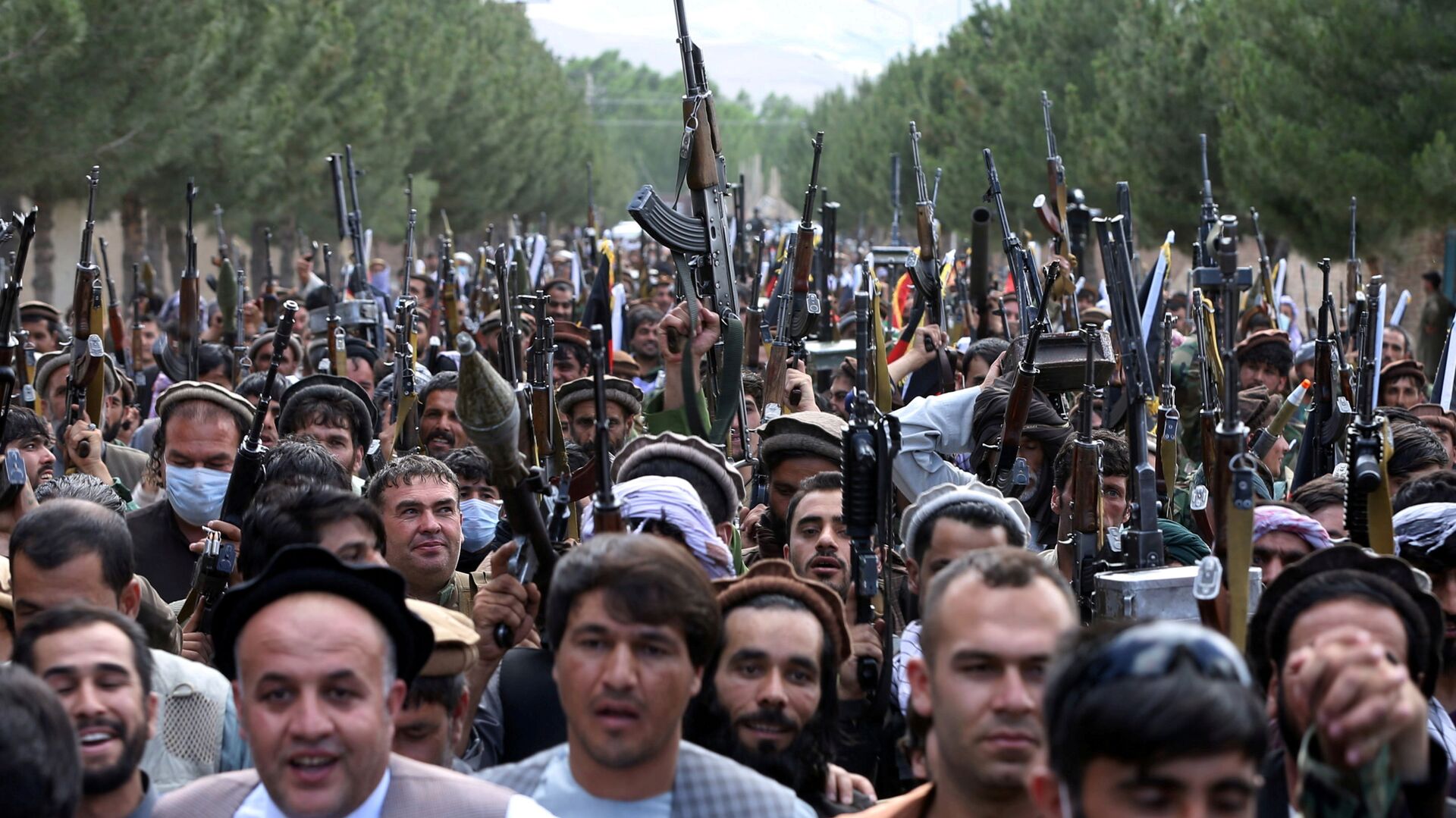Наоружани људи током скупа у Кабулу - Sputnik Србија, 1920, 09.07.2021