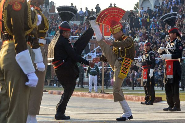 Ceremonija spuštanja zastava na granici u gradu Vagah sa vojnicima indijskih graničnih snaga bezbednosti i pakistanskim rendžerima. - Sputnik Srbija