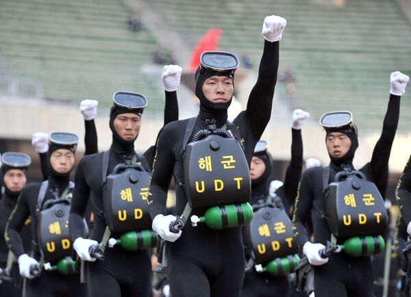 Borci južnokorejske vojske tokom parade. - Sputnik Srbija