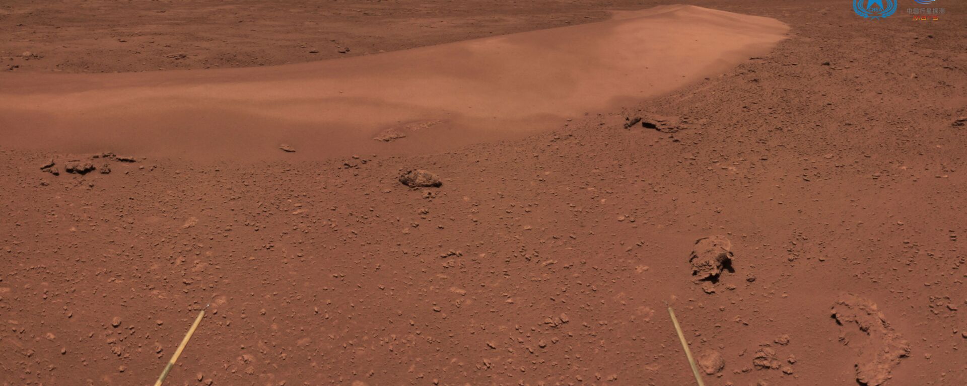 Фотографија коју је кинеска Национална свемирска управа снимила 4. јула 2021. године а објавила 9. јула, приказује површину Марса снимљену са кинеског ровера „Џуронг“. - Sputnik Србија, 1920, 17.03.2022