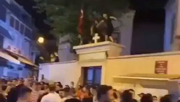 Oskrnavljena crkva u Istanbulu: Snimak incidenta razbesneo Erdogana /video - Sputnik Srbija