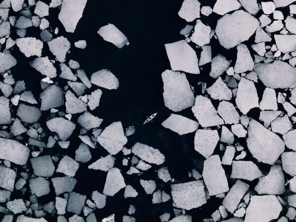 На Бајлкалу је ван сезоне необично и спектакуларно време. То је највеће језеро на свету и највећи резервоар слатке воде.Од јануара до маја Бајкалско језеро је прекривено ледом прозрачним као стакло, овај призор је фантастичан. - Sputnik Србија