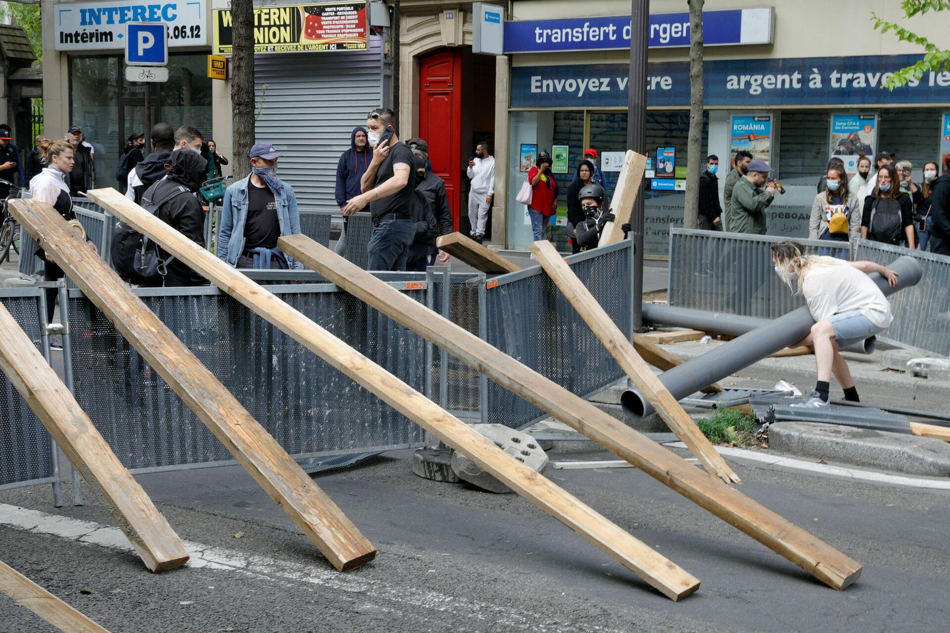 Демонстранти на улицама Париза поставили барикаде. - Sputnik Србија, 1920, 15.07.2021