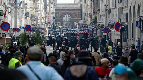 Протести у Париз због најаве да ће се за улазак у барове тражити потврда о вакцинацији. - Sputnik Србија