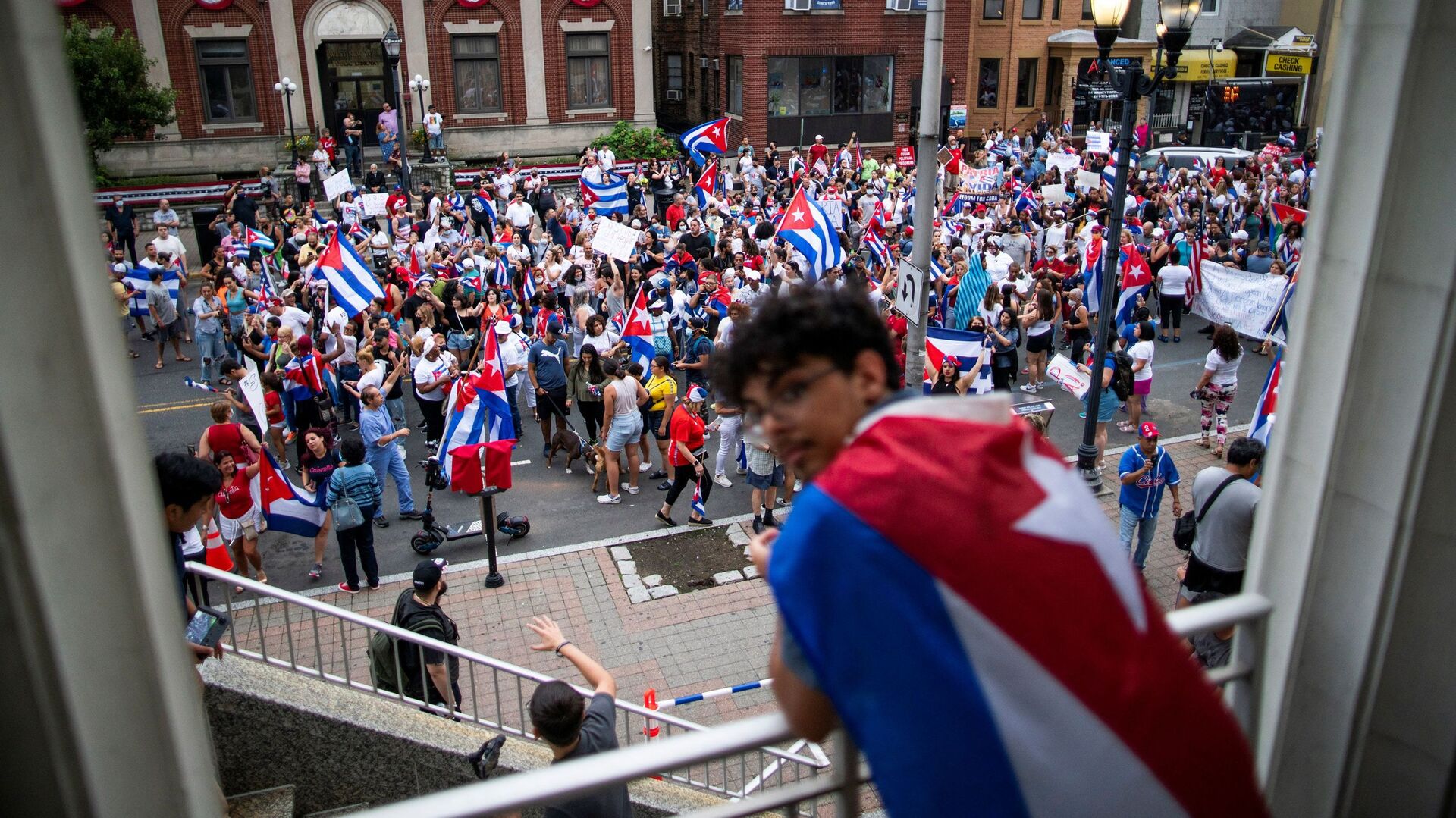 Чланови кубанске заједнице марширају и одговарају на извештаје о протестима Кубе у Њу Џерсију, САД - Sputnik Србија, 1920, 16.07.2021
