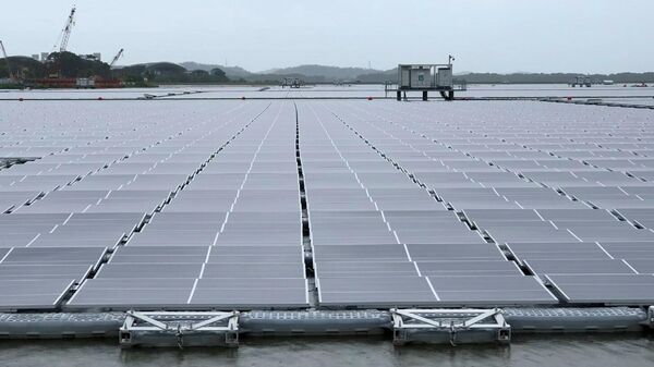 Сингапур представио једну од највећих плутајућих соларних електрана на свету - Sputnik Србија