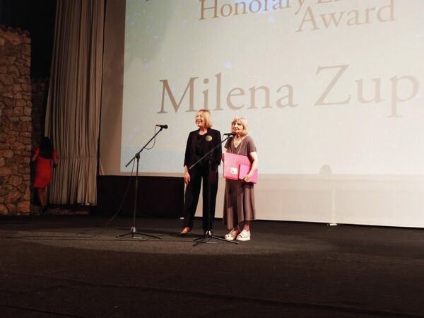 Mira Banjac uručuje nagradu Mileni Zupančić za doprinos regionalnoj kinematografiji - Sputnik Srbija