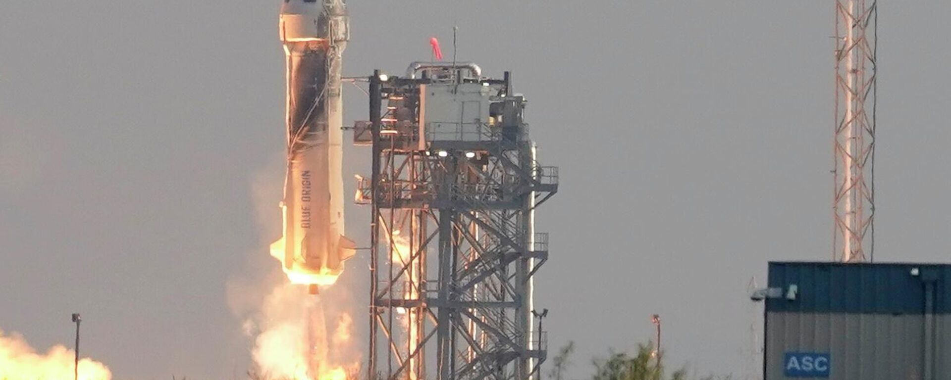 Ракета „Њу шепард“ , која је превозила Џефа Безоса и његове сапутнике са космодрома у близини Ван Хорна у Тексасу, у уторак, 20. јула 2021. - Sputnik Србија, 1920, 20.07.2021