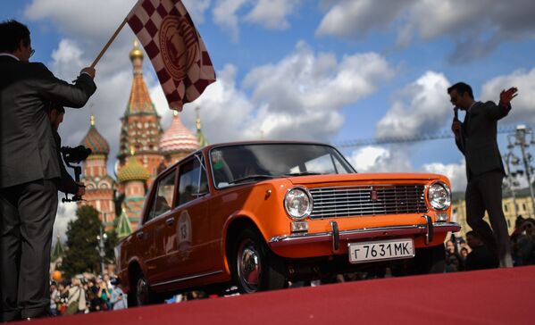 Automobil VAZ-2101 na auto-reliju jedinstvenih automobila iz sovjetske epohe „GUM auto-reli 2020“ u Moskvi.  - Sputnik Srbija