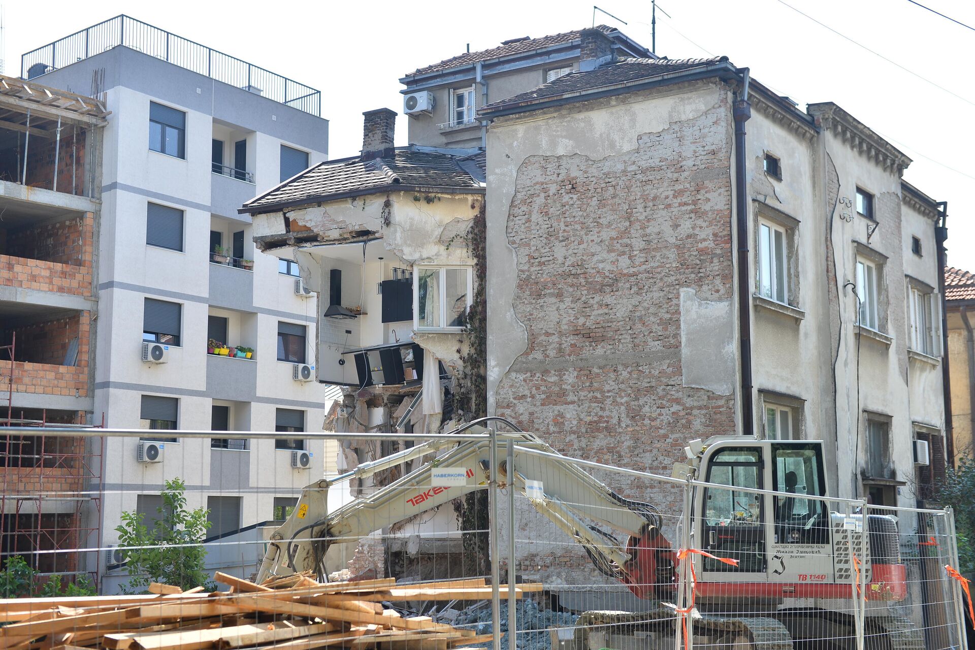 Срушио се још један део зграде у Видовданској улици на Врачару - Sputnik Србија, 1920, 20.07.2021