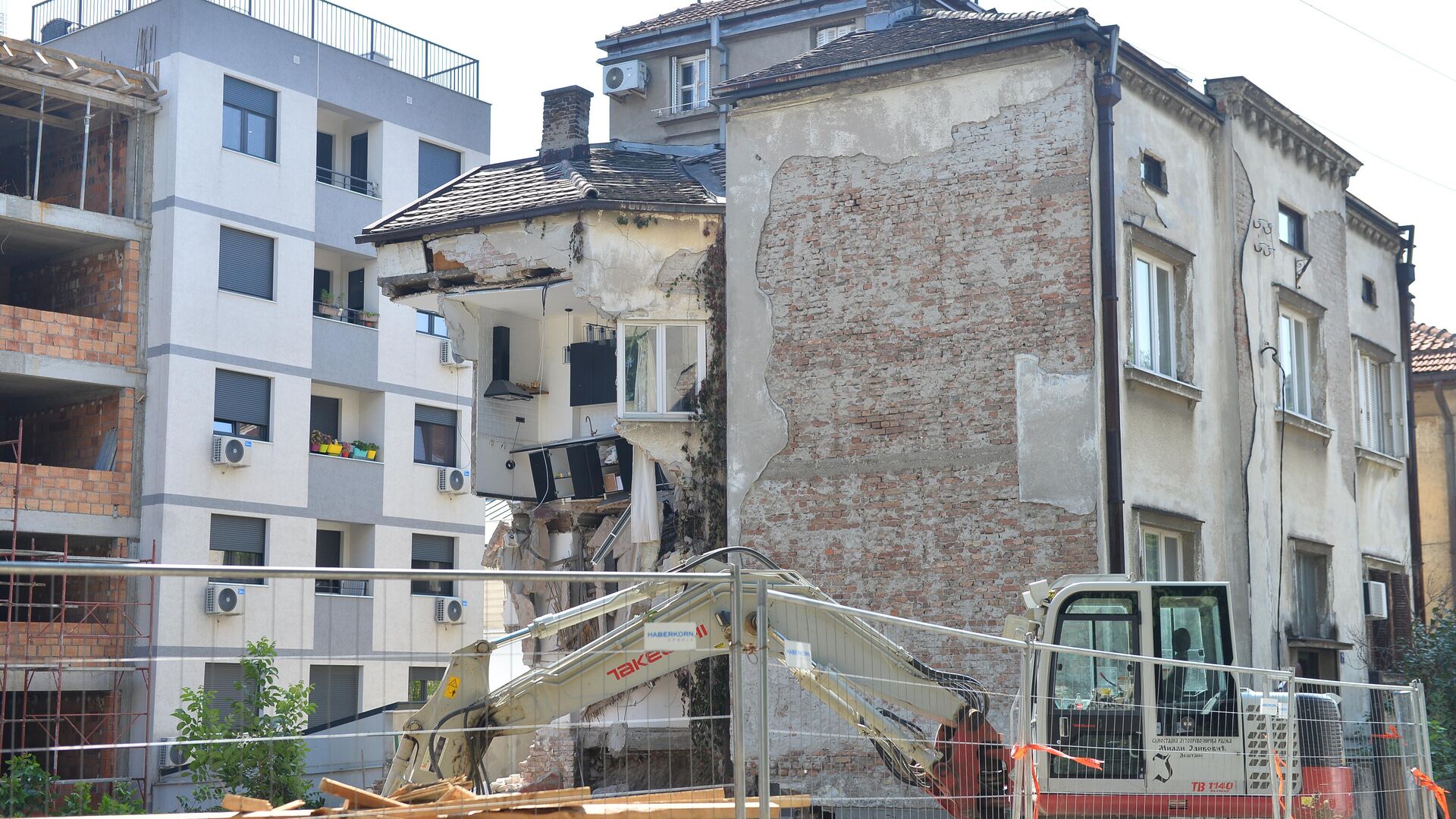 Срушио се још један део зграде у Видовданској улици на Врачару - Sputnik Србија, 1920, 08.04.2022