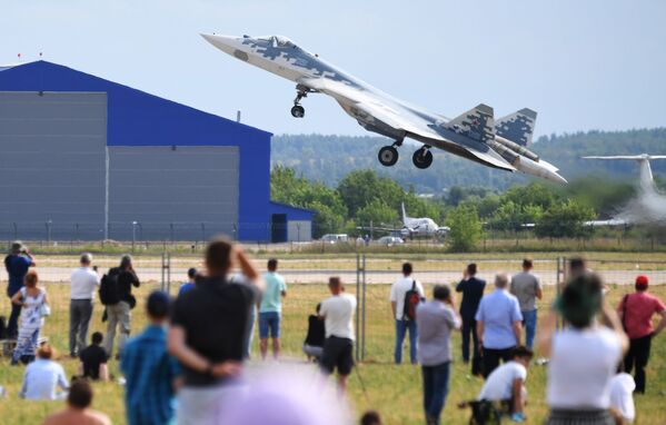 Posetioci prate let višenamenskog lovca pete generacije Su-57 - Sputnik Srbija