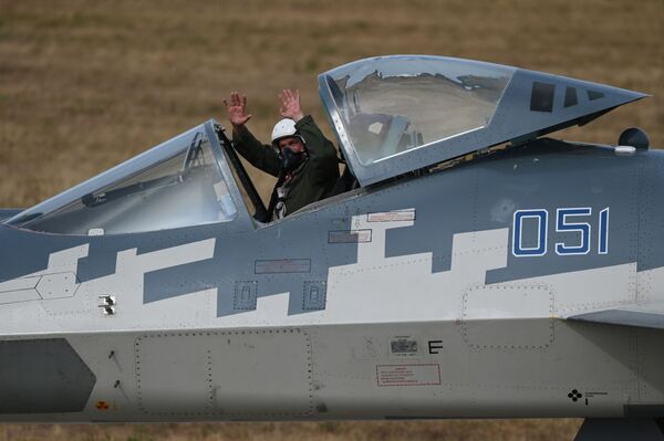 Pilot višenamenskog lovca pete generacije Su-57 pozdravlja gledaoce nakon demonstrativnog leta - Sputnik Srbija