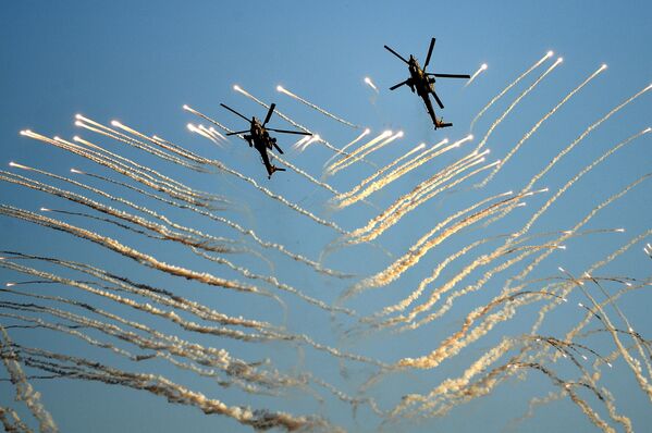 Akrobatska grupa „Berkuti“ sa udarnim helikopterima Mi-28N „Noćni lovac“ - Sputnik Srbija