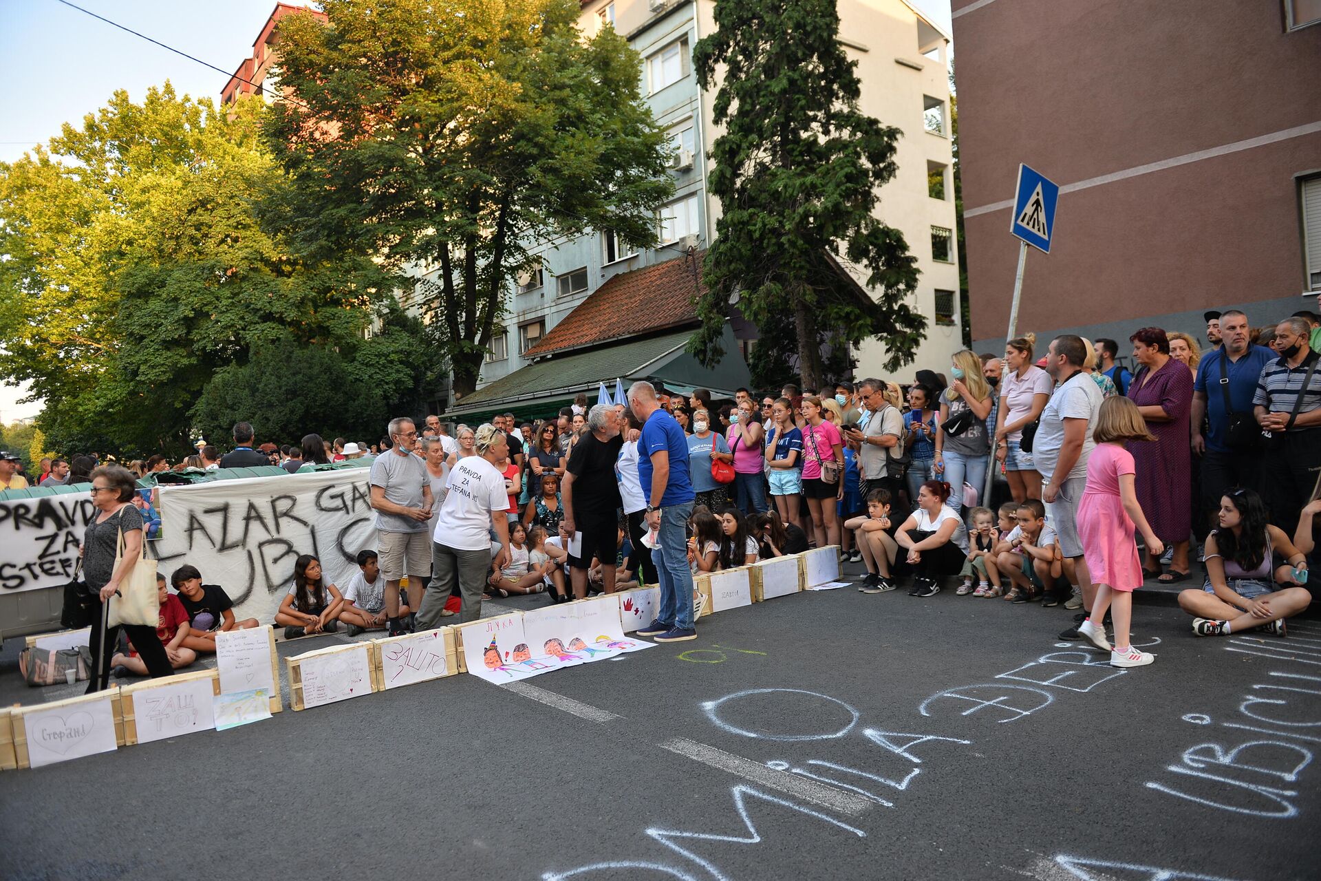Porodica, Igor Jurić i okupljeni na Karaburmi koji protestuju i ujedno odaju poštu stradalom dečaku - Sputnik Srbija, 1920, 24.07.2021