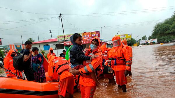 Spasilačke ekipe evakuišu stanovništvo ugroženo poplavama na zapadu Indije - Sputnik Srbija