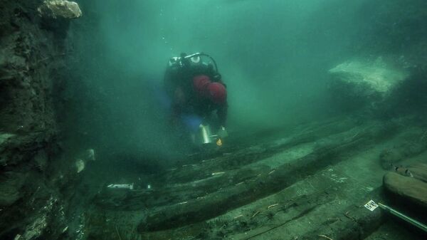 Ронилац истражује остатке древног брода у потопљеном граду Тонис-Хераклион. - Sputnik Србија