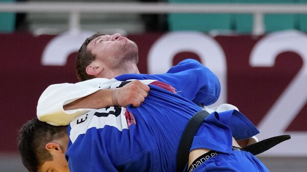 Nemanja Majdov (gore) u borbi protiv Eduarta Tripela na Olimpijskim igrama - Sputnik Srbija