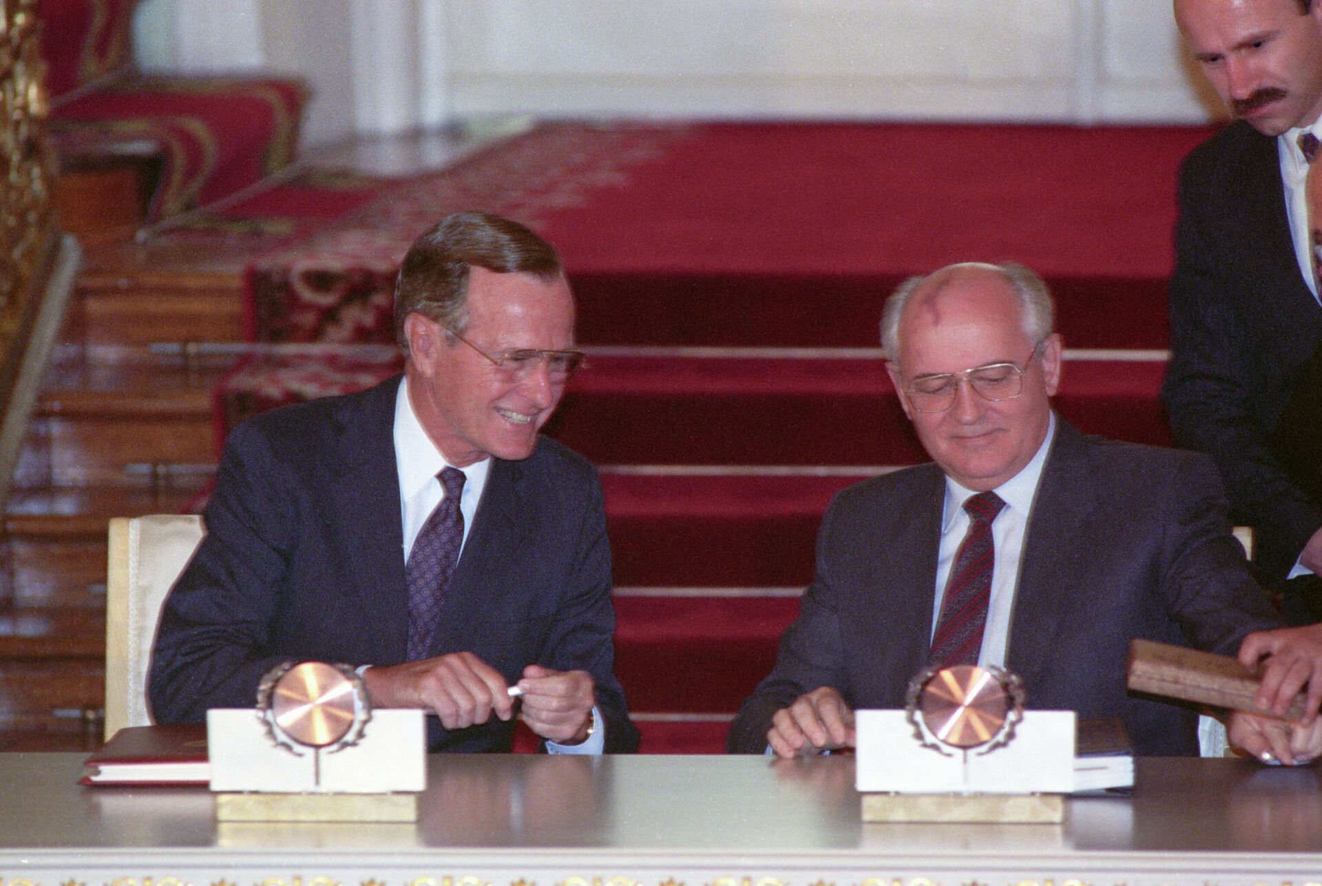 Arhivska fotografija: Predsednik SAD Džordž Buš Stariji i predsednik SSSR Mihail Gorbačov na potpisivanju Sporazuma o strateškom ofanzivnom naoružanju - Sputnik Srbija, 1920, 31.05.2023