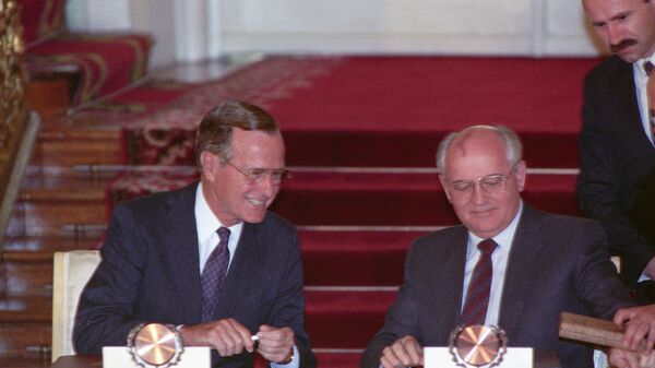 Arhivska fotografija: Predsednik SAD Džordž Buš Stariji i predsednik SSSR Mihail Gorbačov na potpisivanju Sporazuma o strateškom ofanzivnom naoružanju - Sputnik Srbija
