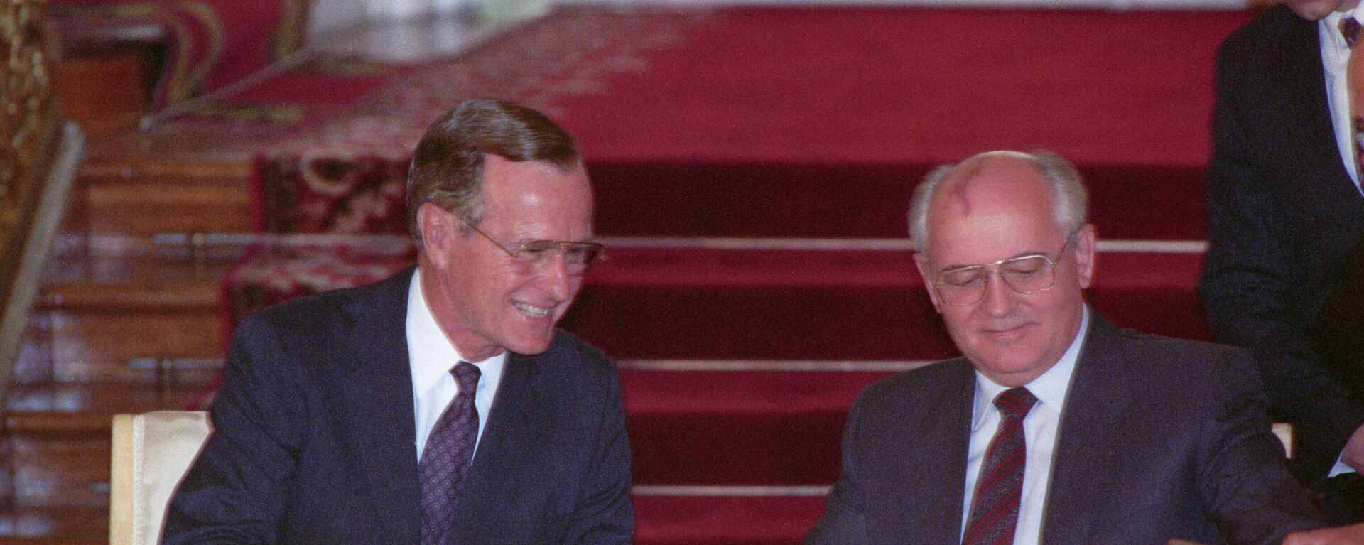 Arhivska fotografija: Predsednik SAD Džordž Buš Stariji i predsednik SSSR Mihail Gorbačov na potpisivanju Sporazuma o strateškom ofanzivnom naoružanju - Sputnik Srbija, 1920, 31.07.2021