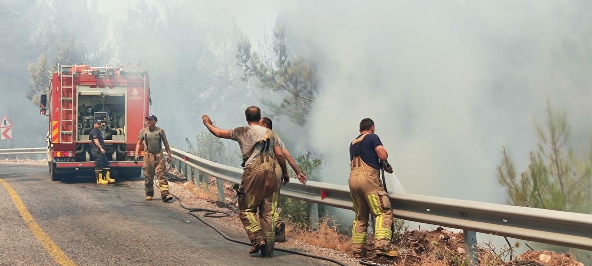 Vatrogasci gase požar u šumi u blizini turskog sela Bajir nekoliko kilometara od Marmarisa - Sputnik Srbija, 1920, 31.07.2021