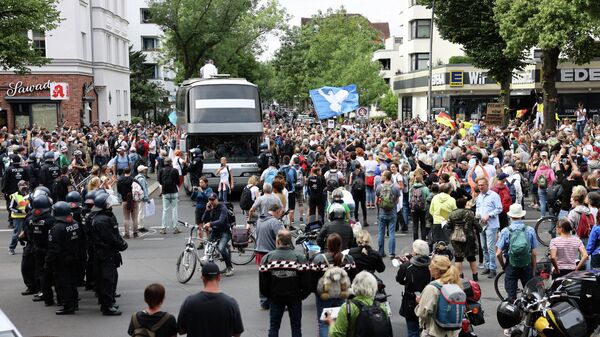 Демонстранти на протесту против владиних мера за спречавање ширења ковида 19 у Берлину - Sputnik Србија