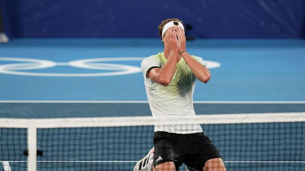 Nemački teniser Aleksander Zverev proslavlja zlatnu medalju na Olimpijskim igrama - Sputnik Srbija