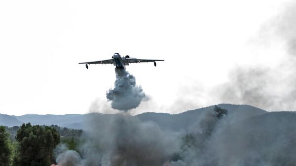 Ватрогасни авион Бе-200 током гашења пожара - Sputnik Србија