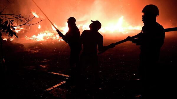 Vatrogasci gase požar u predgrađu Atine - Sputnik Srbija